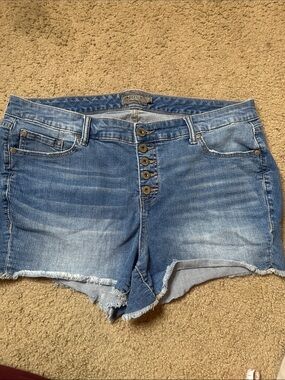 torrid Medium /Light Blue Button-Fly Frayed Hem Denim Shorts SIZE 18